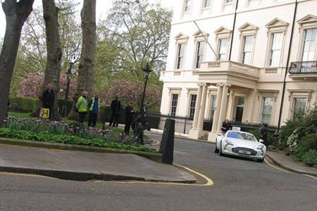 La One-77 parade dans Londres