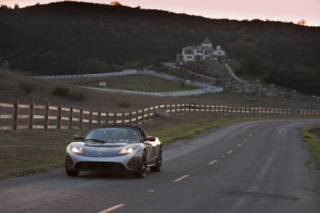 Tesla et Toyota s'associent pour produire des voitures électriques.