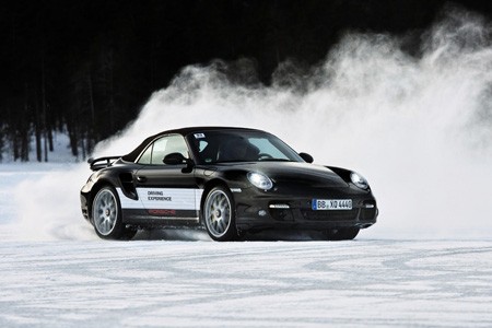 Porsche propose des stages de pilotage sur la neige