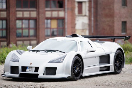 Gumpert sort la tête de l'eau