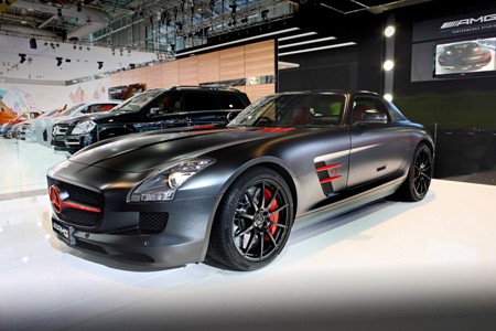Du noir et du rouge pour la SLS AMG
