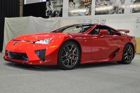 La première LFA sort de l'usine