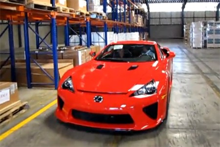 Des donuts en Lexus LFA
