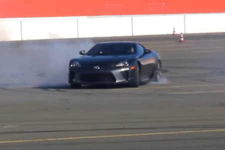 Des donuts en Lexus LFA acte 2