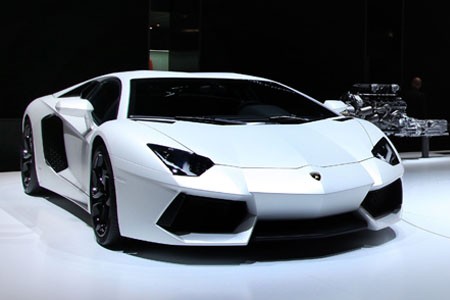 Les "docteurs carbone" au secours de la Lamborghini Aventador