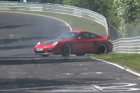 Une GT2 RS sème la pagaille sur le Nürburgring