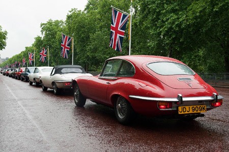 50 Jaguar Type E dans les rues de Londres