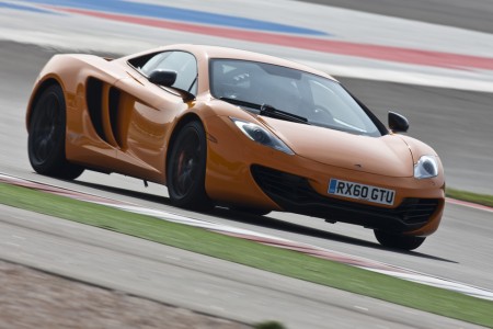 La McLaren MP4-12C s'essaie sur le circuit de Top Gear