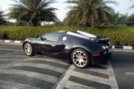 Une Bugatti Veyron franchit un ralentisseur