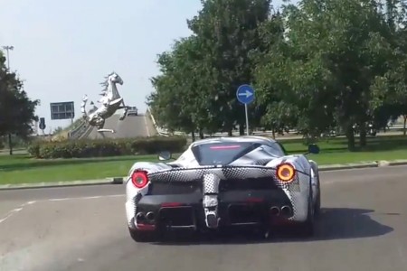 LaFerrari dans les rues de Maranello