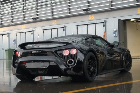 La Zenvo ST1 donne de la voix sur circuit
