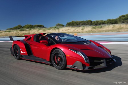 On a pris le volant de la Veneno Roadster !