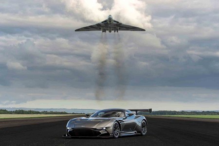 Quand l'Aston Martin Vulcan rencontre le Vulcan...
