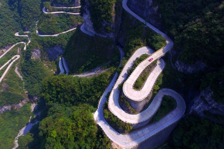 En dévalant les 11 kilomètres de la route Tianmenshan (Chine) à une vitesse de moyenne de 63 km/h, le pilote italien Fabio Barone a franchi la ligne d'arrivée en 10 minutes et 31 secondes. Un temps record !