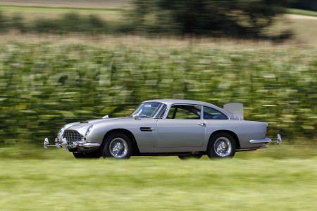 La présence en première mondiale de la célèbre DB5 utilisée par James Bond dans le film Goldfinger, équipée de son arsenal de guerre et de ses gadgets.