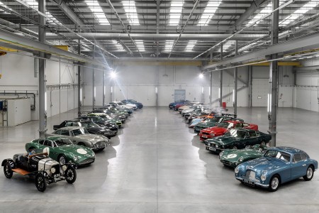 Aston Martin : le tour du propriétaire de ses nouveaux locaux avec 28 modèles historiques en glisse