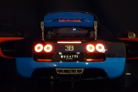 Bugatti Veyron Grand Sport Vitesse à l'échelle 1/8e et à l'éclairage complet.