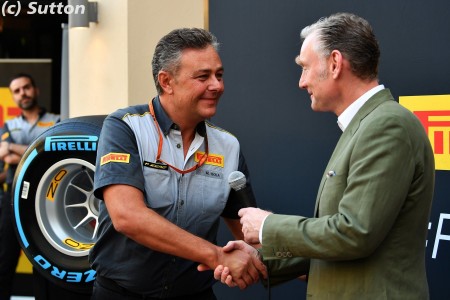 Mario Isola (Pirelli) et Sean Bratches (F1) à Yas Marina
