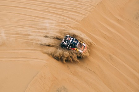 Carlos Sainz (Peugeot) lors de la deuxième étape du Dakar autour de Pisco