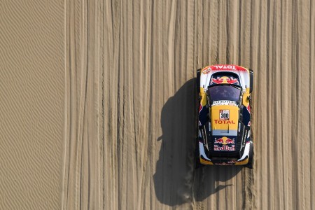Stéphane Peterhansel (Peugeot) sur la troisième étape du Dakar entre Pisco et San Juan de Marcona