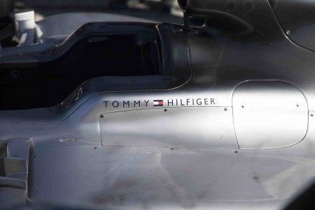 Le logo de Tommy Hilfiger sur la Mercedes