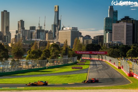 Fernando Alonso (McLaren) et Max Verstappen (Red Bull) à Melbourne