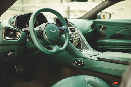 Une Aston Martin DB11 avec un intérieur un peu particulier en partenariat avec un magazine britannique