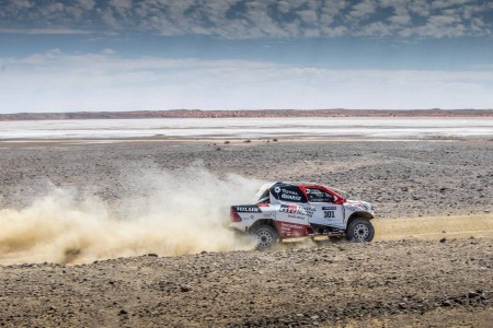 Fernando Alonso (Toyota) dans le désert de Kalahari