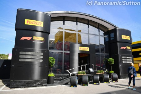 Le motorhome de Pirelli à Barcelone
