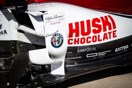 Le logo d'Huski Chocolate sur l'Alfa Romeo à Austin
