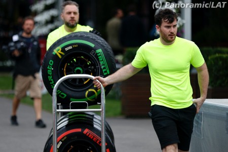 Les mécaniciens de Pirelli à Melbourne