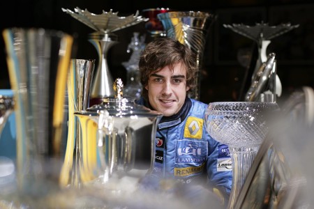 Fernando Alonso au milieu de ses trophées en 2005 - Motorsport Images