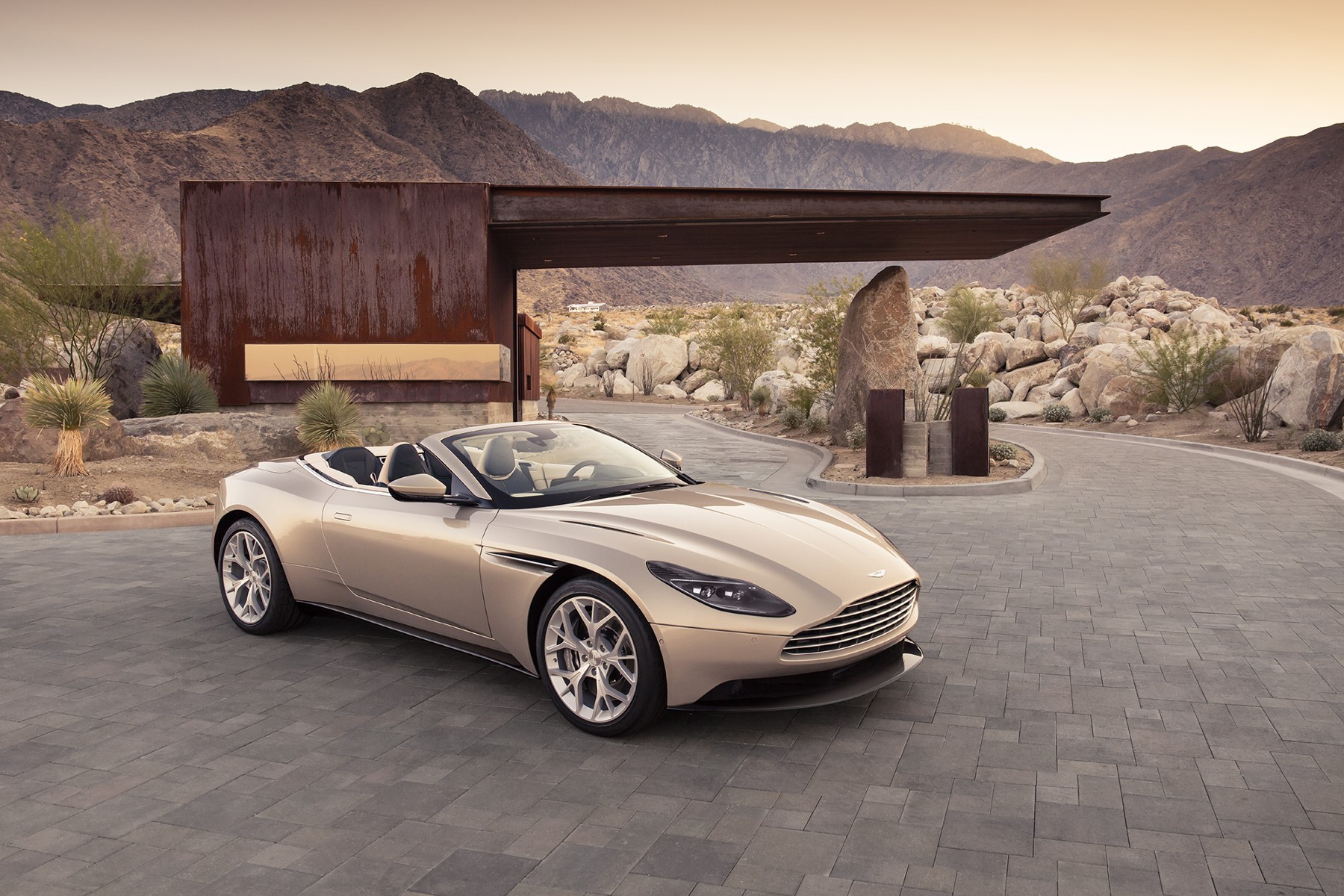 Aston Martin DB11 Volante (2017) : 3/4 avant droit beige