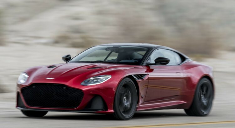 Aston Martin DBS Superleggera (2018) : 3/4 avant gauche rouge
