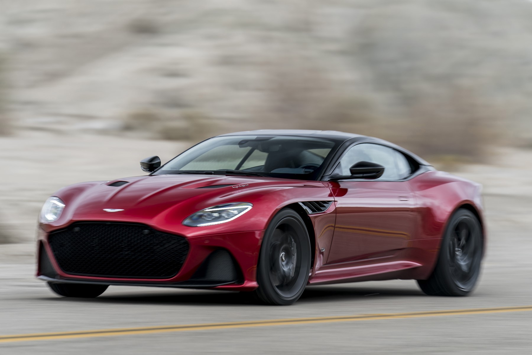Aston Martin DBS Superleggera (2018) : 3/4 avant gauche rouge