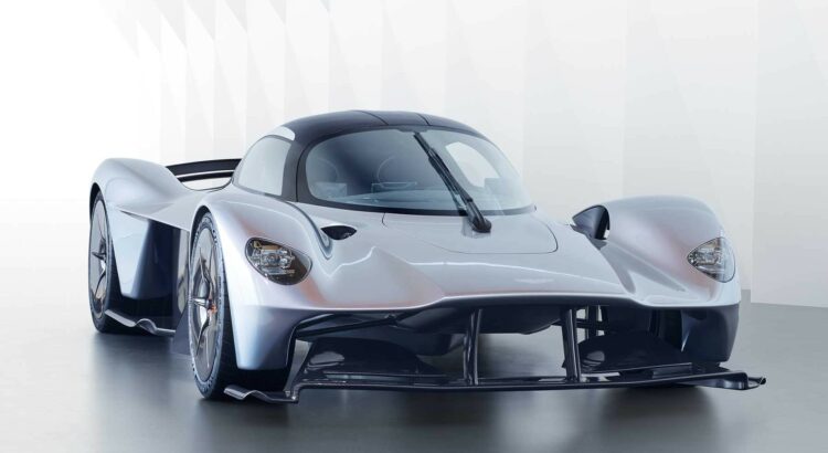 L'Aston Martin Valkyrie (2017) n'est plus la maquette que nous avions connu en juillet 2016. Ici, il s'agit d'un exemplaire de pré-série. On la repère à ses vraies optiques et son essuie-glace.
