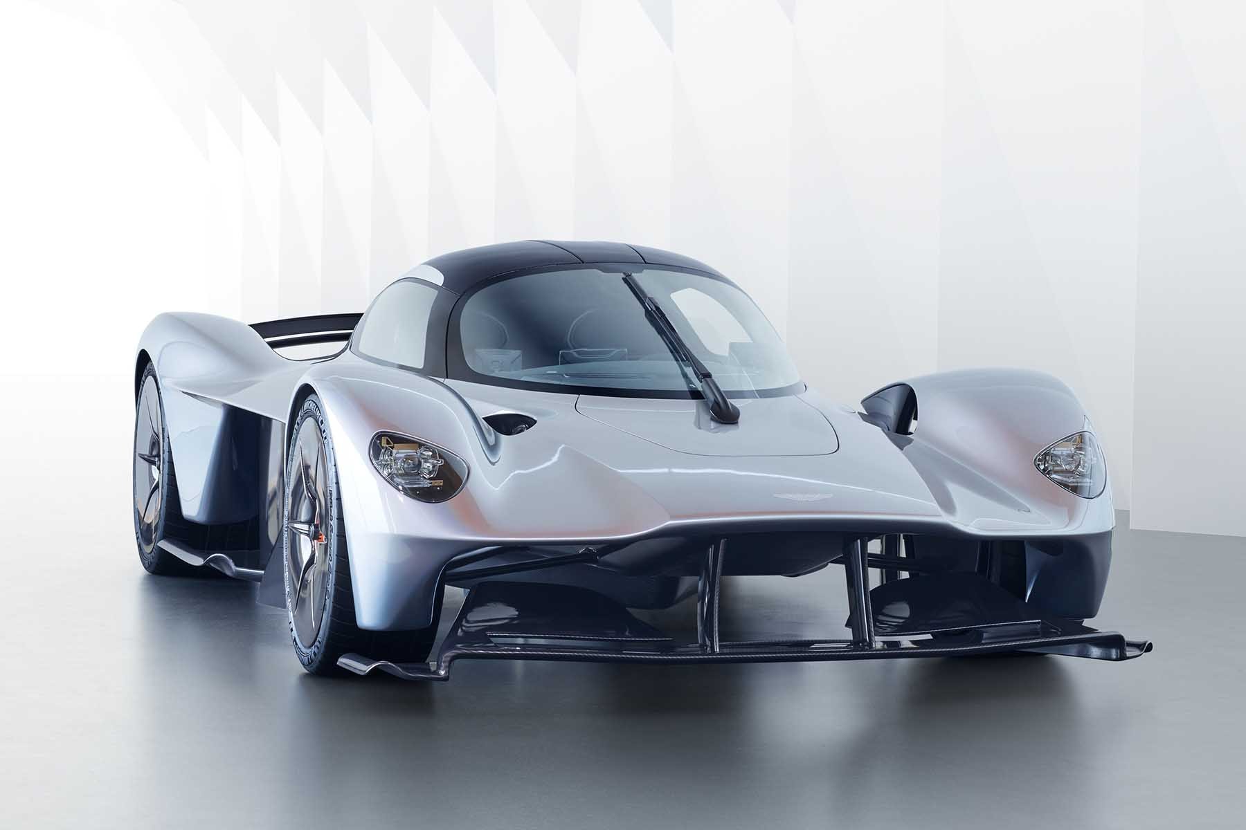 L'Aston Martin Valkyrie (2017) n'est plus la maquette que nous avions connu en juillet 2016. Ici, il s'agit d'un exemplaire de pré-série. On la repère à ses vraies optiques et son essuie-glace.