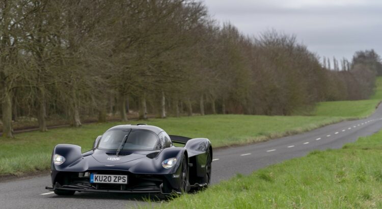 Aston Martin Valkyrie (2020) : 3/4 avant gauche bleu