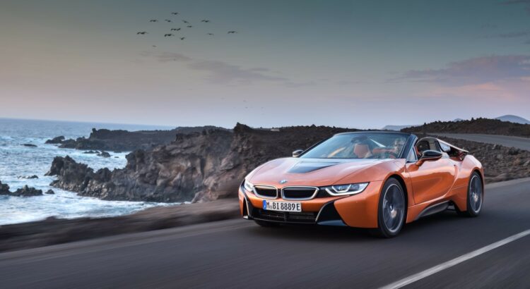 BMW i8 Roadster (2017) : 3/4 avant gauche orange