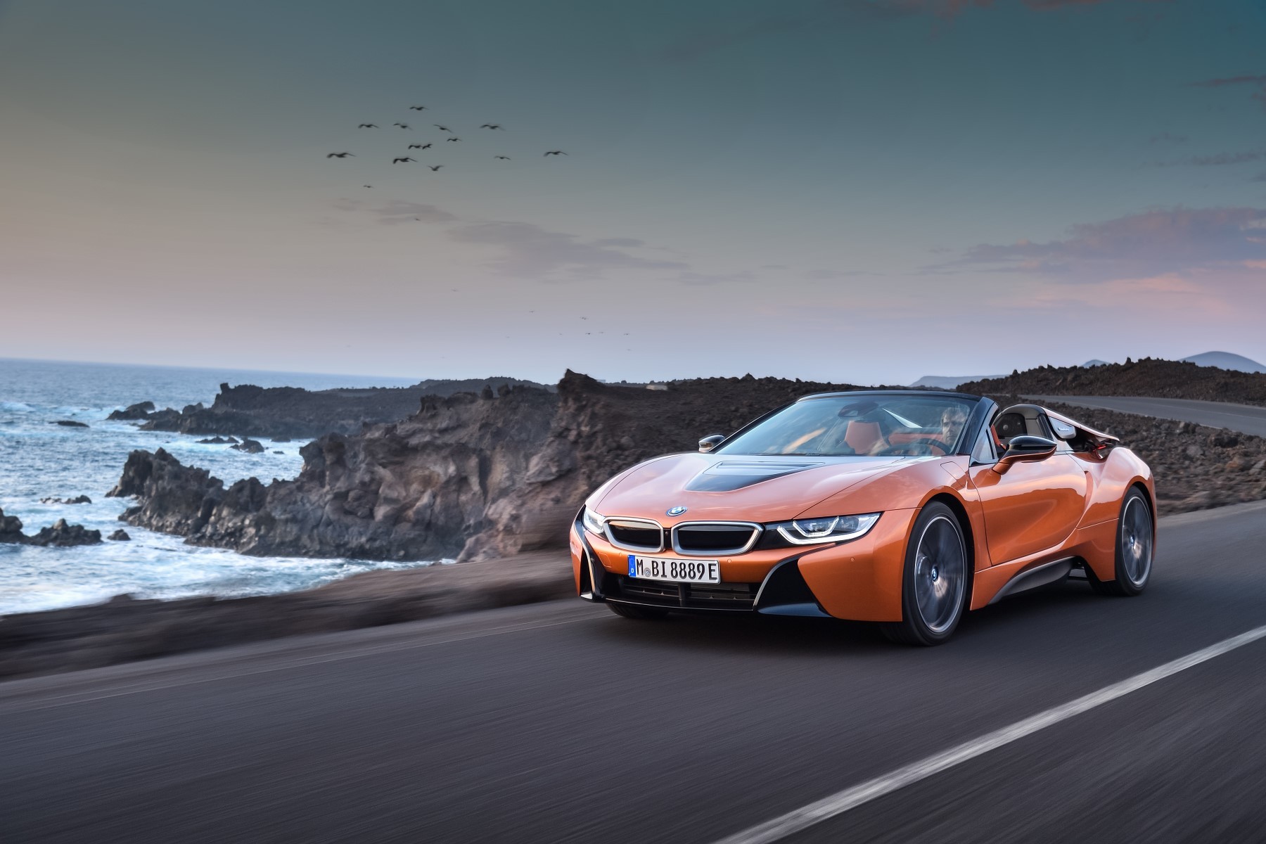 BMW i8 Roadster (2017) : 3/4 avant gauche orange