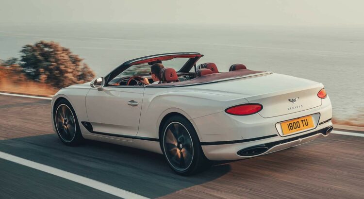 Bentley Continental GTC (2018) : vue de 3/4 arrière sur route ouverte toit décapoté