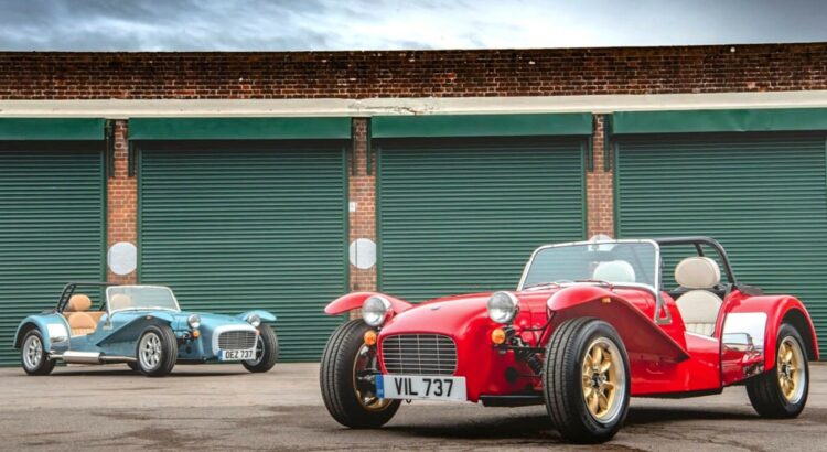 Caterham Super Seven 1600 (2020) : 3/4 avant bleu rouge