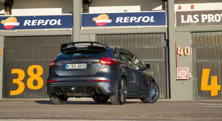 Ford Focus RS 5 portes grise (2017) : vue 3/4 arrière