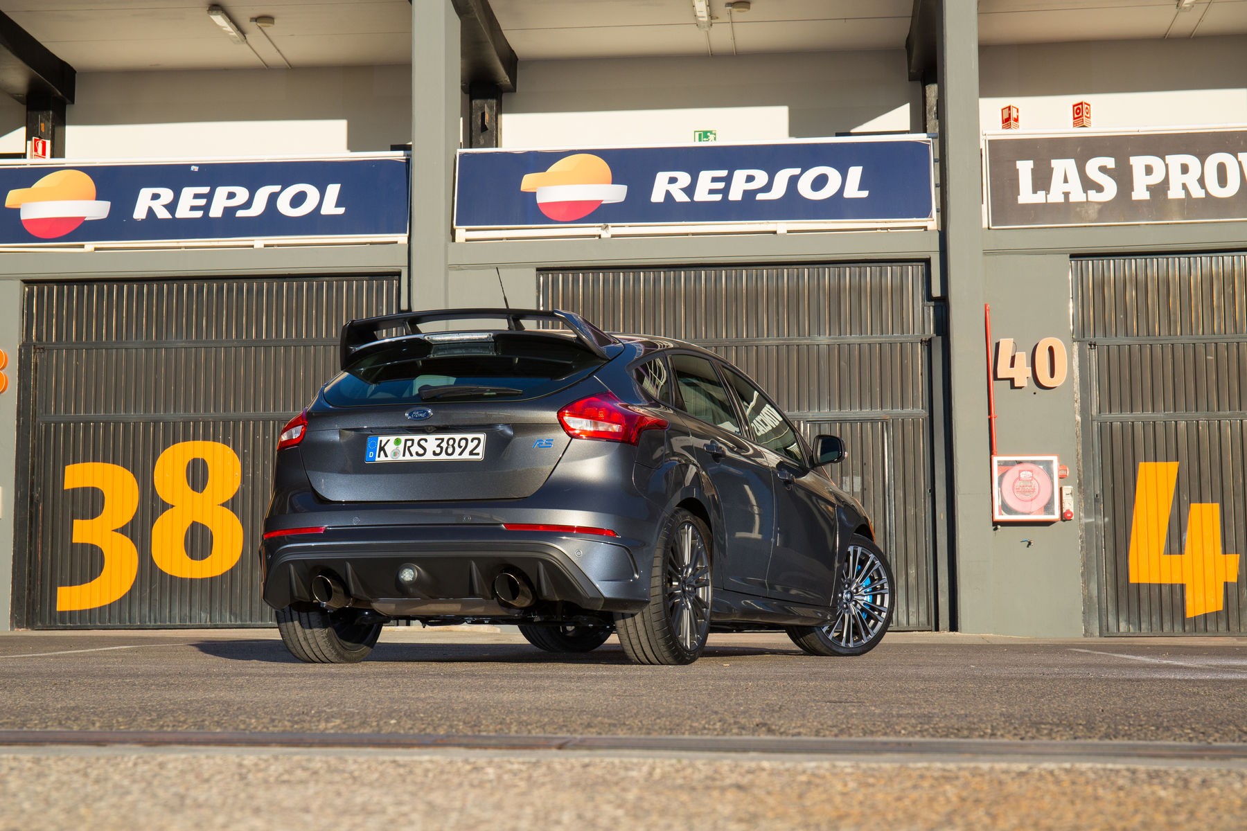 Ford Focus RS 5 portes grise (2017) : vue 3/4 arrière