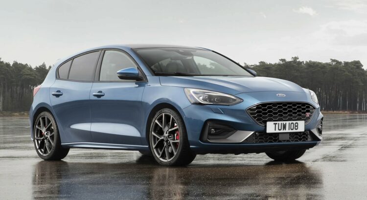Ford Focus ST (2019) : 3/4 avant statique sur circuit