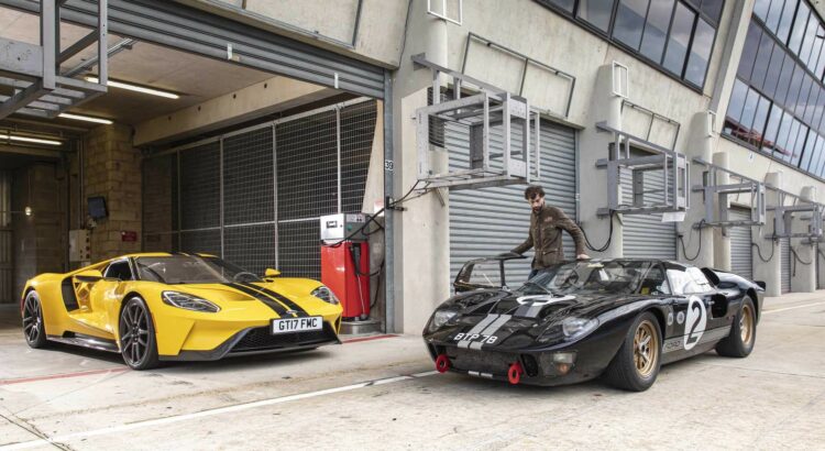 Témoin de nos retrouvailles avec la GT, son illustre aïeule, la GT40, nous attend dans la voie des stands du circuit Bugatti. Voilà plus de cinquante ans d'histoire du sport automobile réunis sur un même cliché.