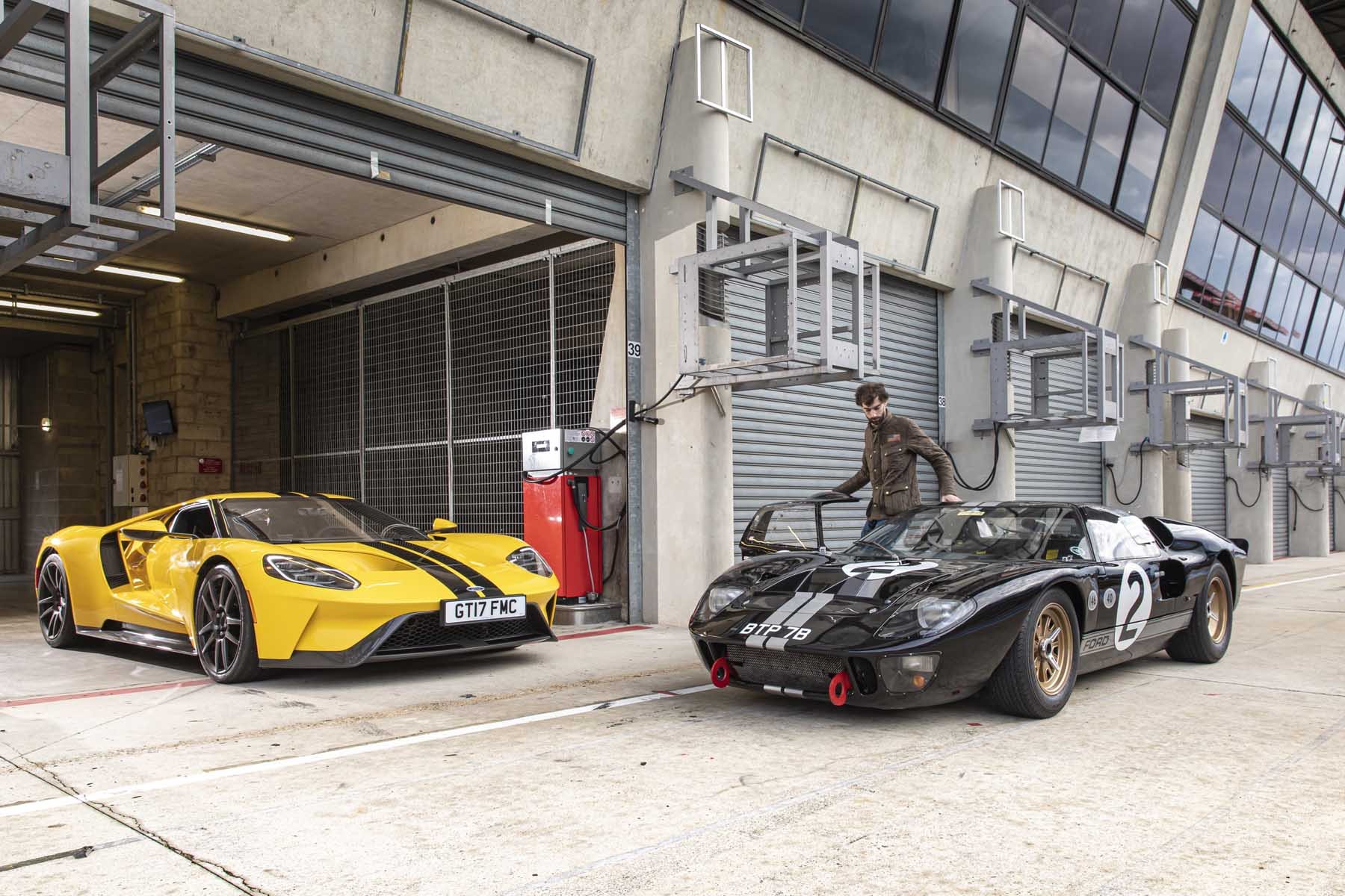 Témoin de nos retrouvailles avec la GT, son illustre aïeule, la GT40, nous attend dans la voie des stands du circuit Bugatti. Voilà plus de cinquante ans d'histoire du sport automobile réunis sur un même cliché.