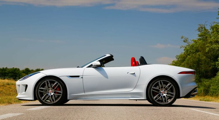 Jaguar F-Type cabriolet blanc 2 portes (2017) de profil : la ligne