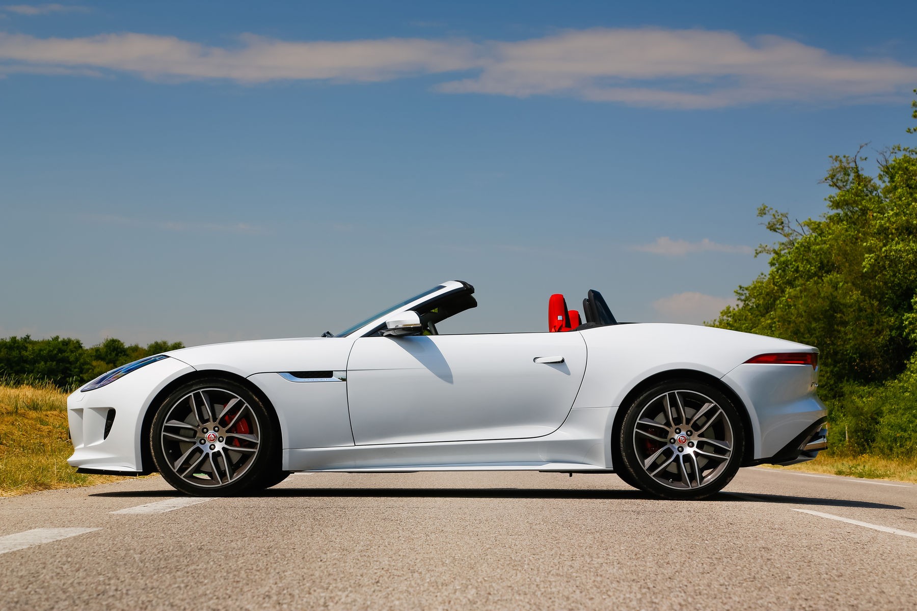 Jaguar F-Type cabriolet blanc 2 portes (2017) de profil : la ligne