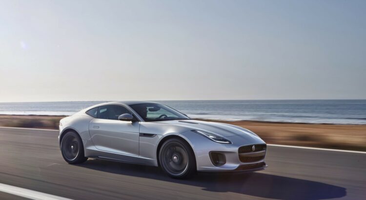 Jaguar F-Type Coupé (2018) : 3/4 avant droit gris